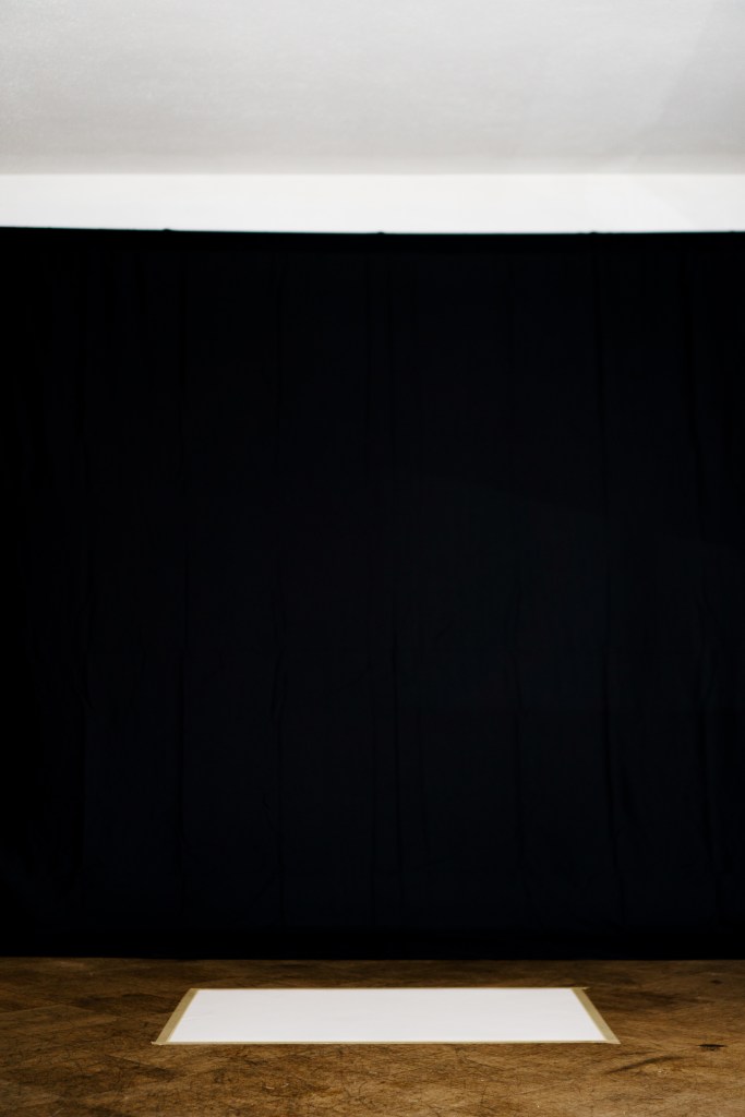 erformative Skateboard Malerei in Zürcher Villa“, „Farbspuren durch Skateboardbewegung“, „Einzigartige Kunstwerke auf Leinwand“ 
Bild: Leere Fläche