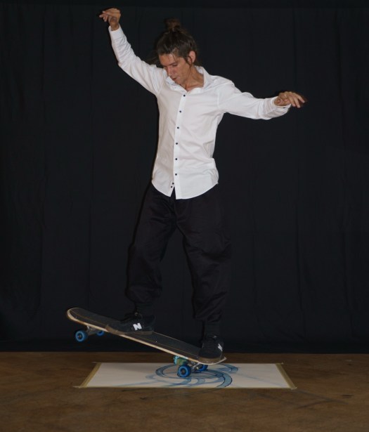 Erlebe, wie performative Skateboard Malerei Gefühle, Körper und Bewegung in sichtbare Spuren verwandelt. Kunst als Tanz zwischen Seele und Leinwand.