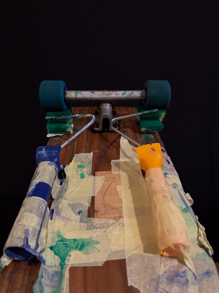 erformative Skateboard Malerei in Zürcher Villa“, „Farbspuren durch Skateboardbewegung“, „Einzigartige Kunstwerke auf Leinwand“
Bild: präpariertes Skateboard