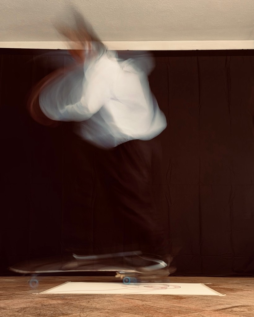 Performative Skateboard Malerei in Zürcher Villa“, „Farbspuren durch Skateboardbewegung“, „Einzigartige Kunstwerke auf Leinwand“
Bild: Long Exposure Motion